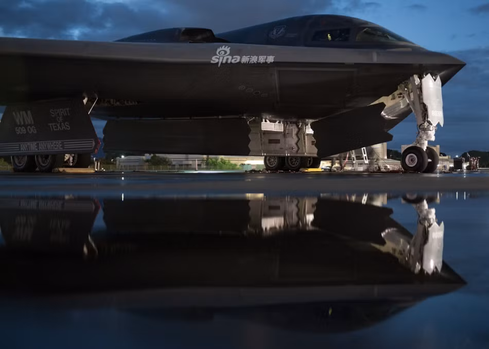 Máy bay ném bom B-2 Spirit có hai khoang chứa bom bên khoang bụng. Số lượng bom tối đa mà nó có thể mang theo được phân chia theo từng loại bom. Nguồn ảnh: Sina.