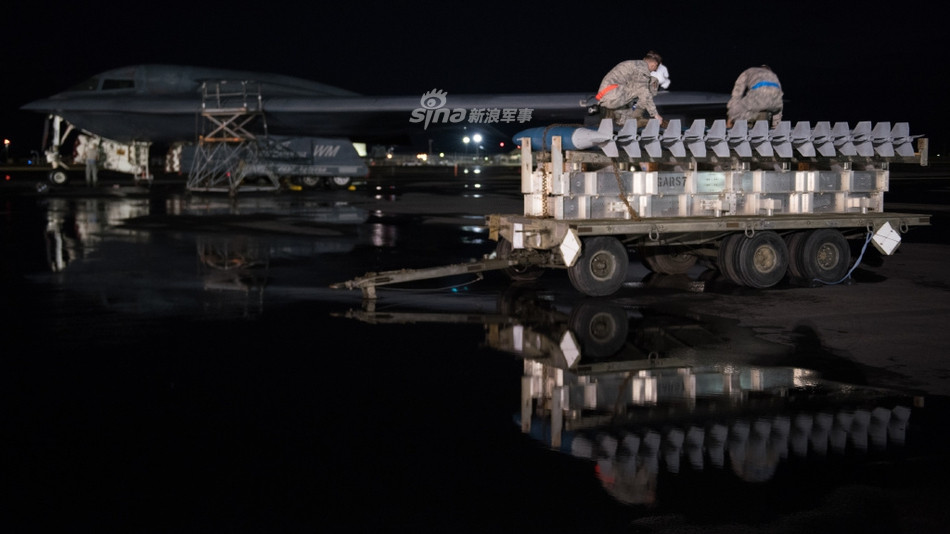 Các nhân viên mặt đất của Không quân Mỹ đang chuẩn bị tải bom Mark 82 loại 500 Ib lên máy bay ném bom B-2 Spirit. Đây là loại bom không dẫn đường có giá rất rẻ và thường được Không quân Mỹ sử dụng với số lượng lớn. Nguồn ảnh: Sina.