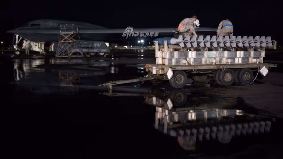 Các nhân viên mặt đất của Không quân Mỹ đang chuẩn bị tải bom Mark 82 loại 500 Ib lên máy bay ném bom B-2 Spirit. Đây là loại bom không dẫn đường có giá rất rẻ và thường được Không quân Mỹ sử dụng với số lượng lớn. Nguồn ảnh: Sina.