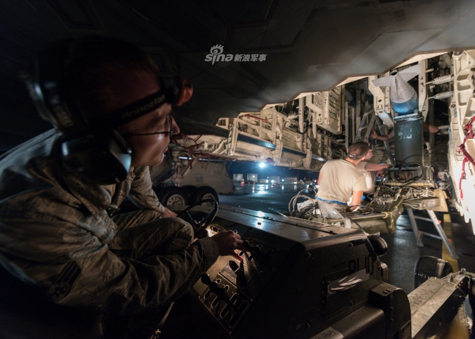 Tuy nhiên với việc "ông cụ" B-52 chưa về hưu và giá thành chế tạo cũng như vận hành của B-2 Spirit là quá cao, nên chỉ có 21 chiếc được chế tạo và hiện đang phục vụ trong Không quân Mỹ. Nguồn ảnh: Sina.