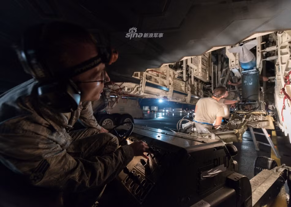 Tuy nhiên với việc "ông cụ" B-52 chưa về hưu và giá thành chế tạo cũng như vận hành của B-2 Spirit là quá cao, nên chỉ có 21 chiếc được chế tạo và hiện đang phục vụ trong Không quân Mỹ. Nguồn ảnh: Sina.