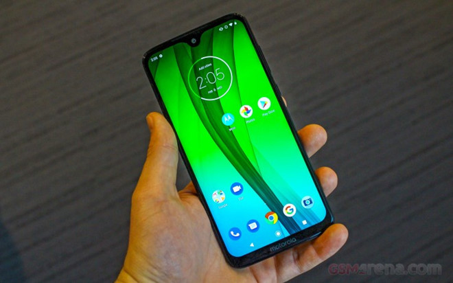 Moto G7 sở hữu màn hình giọt nước với kích thước 6,2 inch, độ phân giải 1.080 x 2.270 pixel, tỷ lệ 19:9. Máy sử dụng chip Snapdragon 632, 4 GB RAM, 64 GB bộ nhớ trong cùng viên pin dung lượng 3.000 mAh. Cụm camera kép ở mặt lưng có độ phân giải 12 MP và 5 MP, camera selfie 8 MP.