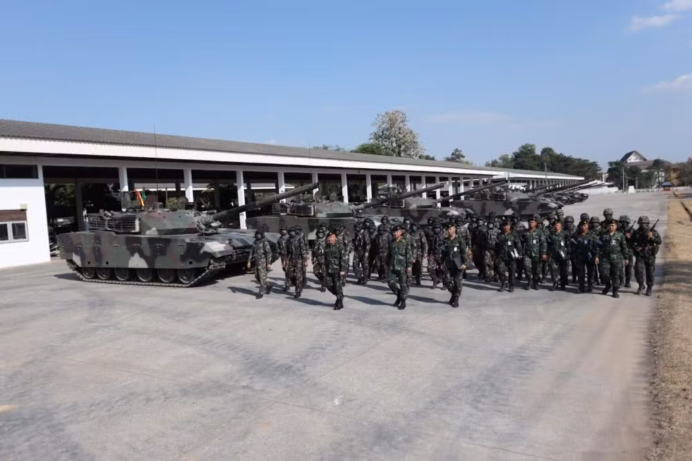 Không chỉ xe tăng VT-4, có thể thấy binh lính của lực lượng này cũng được trang bị mũ lái xe tăng giống với mũ lái của Quân đội Trung Quốc với thiết kế có phần cải biên để phù hợp với khí hậu của Thái Lan nhưng về cơ bản bộ phận bảo vệ đỉnh đầu vẫn y hệt. Nguồn ảnh: QQ.