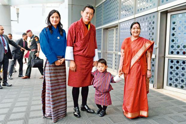 Bhutan - quốc gia hạnh phúc nhất thế giới cũng vẫn duy trì được bộ trang phục truyền thống của mình trong những dịp trọng đại, đặc biệt là với nữ giới. Trong ảnh, có thể thấy Quốc vương Bhutan mặc trang phục truyền thống kết hợp với giầy âu trong khi hoàng hậu vẫn mặc nguyên bộ trang phục truyền thống dành cho nữ giới nước này. Nguồn ảnh: MNN.