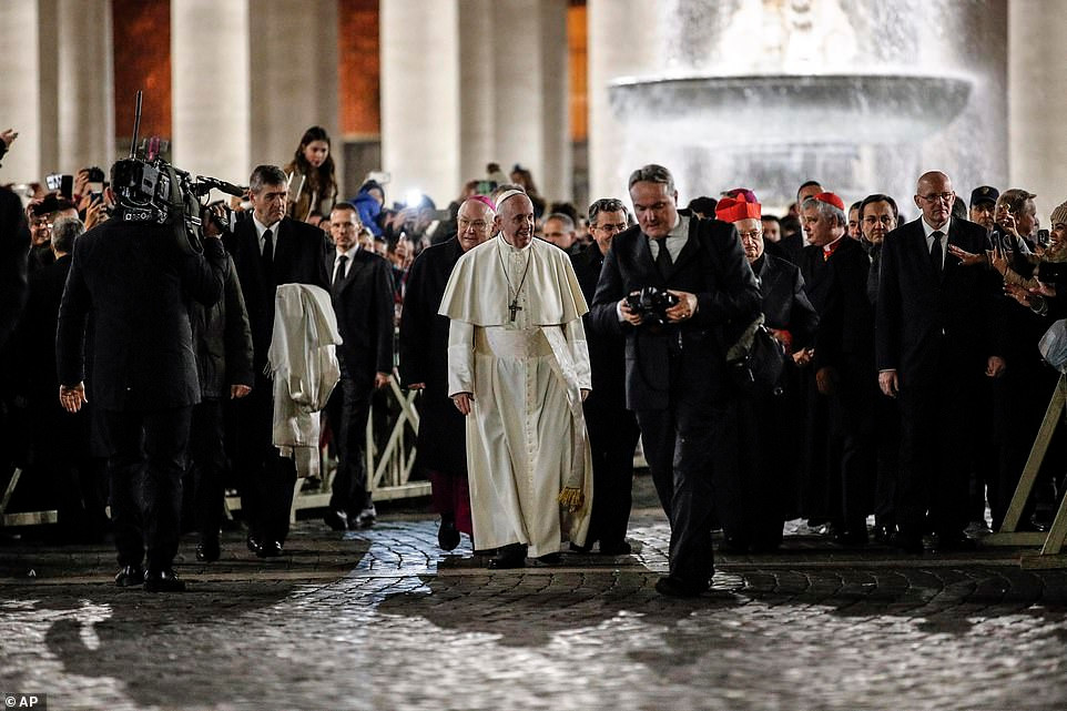 Vantican - quốc gia có chính thể nhỏ bé nhất thế giới này sử dụng một bộ trang phục duy nhất cho Giáo Hoàng trong các dịp người xuất hiện trước công chúng. Trang phục cũng là một trong những thứ quan trọng, được quy định nghiêm ngặt bậc nhất để phân biệt cấp bậc trong "quốc gia" này. Nguồn ảnh: MNN.