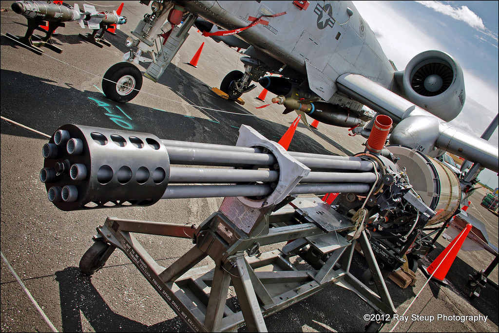 Sơ tốc đầu nòng này là nhanh hơn tốc độ âm thanh và về cơ bản là mục tiêu của GAU-8 sẽ không nghe thấy gì trước khi dính đạn. Tầm bắn hiệu quả của khẩu pháo này là 1200 mét nhưng tầm bắn tối đa của nó có thể lên tới 3600 mét tuỳ điều kiện tác chiến. Nguồn ảnh: Raysteup.