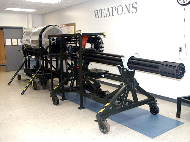 Trong quá khứ, GAU-8 thậm chí còn thay đổi được tốc độ bắn từ tốc độ thấp nhất là 2100 viên/phút lên tới tốc độ cao nhất là 4200 viên/phút. Tuy nhiên sau này, các kỹ sư của Không quân Mỹ nhận ra rằng không mấy phi công chú ý tới đặc tính đổi tốc độ bắn của GAU-8 nên đã bỏ đi tính năng này, bớt đi được rất nhiều hệ thống điện tử cũng như cơ khí phức tạp. Nguồn ảnh: USAF.