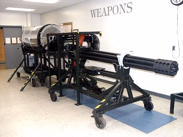 Trong quá khứ, GAU-8 thậm chí còn thay đổi được tốc độ bắn từ tốc độ thấp nhất là 2100 viên/phút lên tới tốc độ cao nhất là 4200 viên/phút. Tuy nhiên sau này, các kỹ sư của Không quân Mỹ nhận ra rằng không mấy phi công chú ý tới đặc tính đổi tốc độ bắn của GAU-8 nên đã bỏ đi tính năng này, bớt đi được rất nhiều hệ thống điện tử cũng như cơ khí phức tạp. Nguồn ảnh: USAF.