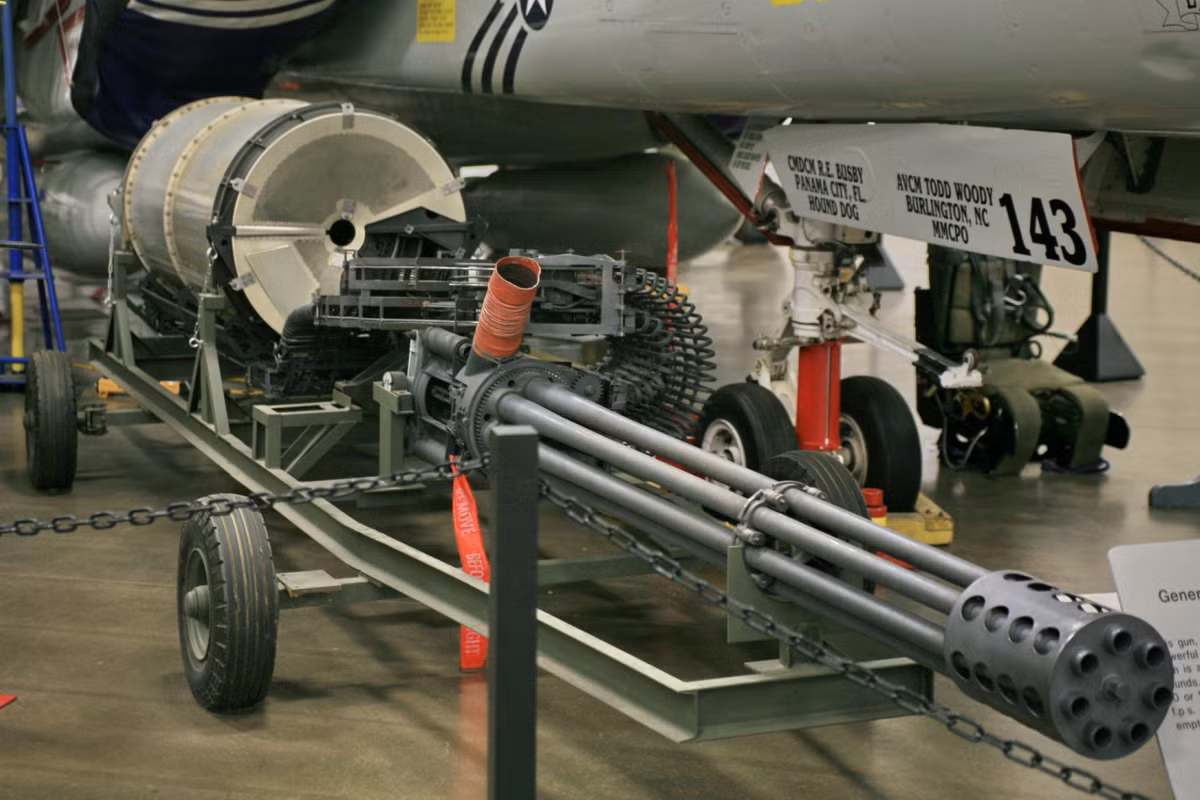 Pháo sử dụng cỡ đạn 30x173mm và có tổng cộng 7 nòng. Do sử dụng cơ cấu nạp đạn bằng điện, khẩu pháo này có độ giật cực nhỏ và thậm chí có thể coi là không giật với cơ chế thoát khi sau. Tốc độ bắn cực đại của pháo lên tới 3900 viên mỗi phút. Nguồn ảnh: Tube.