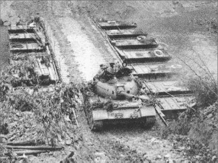 Địa hình rừng núi và sông suối chia cắt mạnh khiến lực lượng tăng thiết giáp của Trung Quốc rất khó tham chiến, tuy nhiên tướng lĩnh của chúng vẫn y lệnh tiến công, khiến cho dàn thiết giáp không những không đóng góp được gì mà còn bị thiệt hại nặng. Nguồn ảnh: Tiexue.