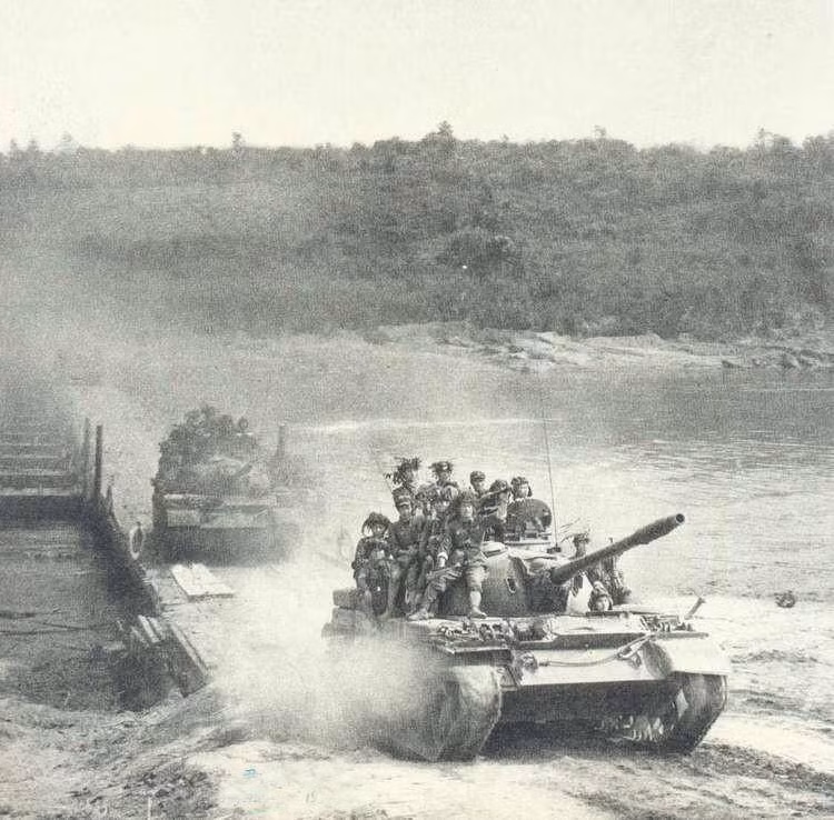 Lý do cuối cùng đó là thiếu trang bị, mặc dù có số lượng xe tăng lớn nhưng Trung Quốc không có bất cứ một xe chiến đấu bộ binh nào tham chiến ở biên giới phía Bắc Việt Nam và có rất ít xe thiết giáp chở quân. Nguồn ảnh: Tiexue.