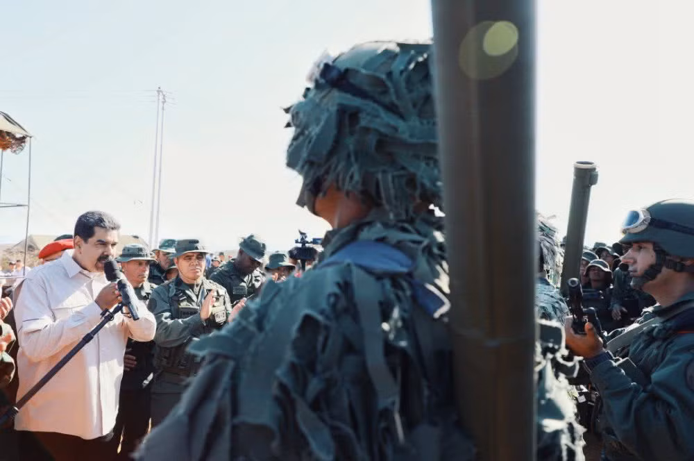 Trong khi đó, các quốc gia lân cận Venezuela lại có lực lượng quân đội khá yếu, mỏng và có nhiệm vụ chủ yếu là... đối đầu với những kẻ buôn ma tuý. Ảnh: Tên lửa phòng không cá nhân mang tên IGLA-S của quân đội Venezuela. Nguồn ảnh: QQ.