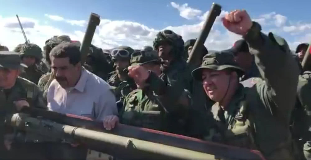 Bản thân Tổng thống Maduro cũng cho biết ông đã dành thời gian để nghiên cứu về vũ khí cũng như về chiến thuật, chiến lược quân sự và có trang bị "khá đầy đủ kiến thức quốc phòng". Nguồn ảnh: QQ.