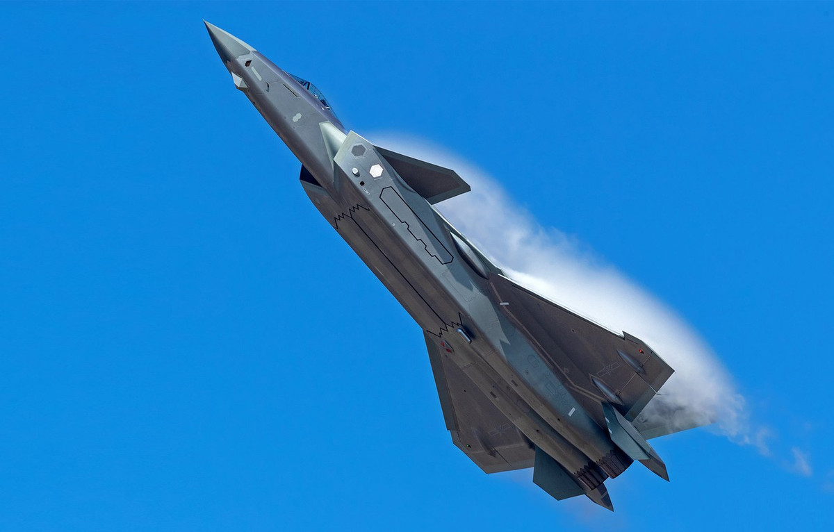 Dương Vĩ, người đứng đầu bộ phận nghiên cứu khoa học và công nghệ của Tổ hợp Công nghệ Hàng không Trung Quốc cho biết, nước này chắc chắn sẽ phát triển J-20 thêm nhiều phiên bản mới trong tương lai để đáp ứng được nhu cầu sử dụng không chỉ của Không quân Trung Quốc mà còn của hải quân và lục quân nước này. Nguồn ảnh: Aviation.