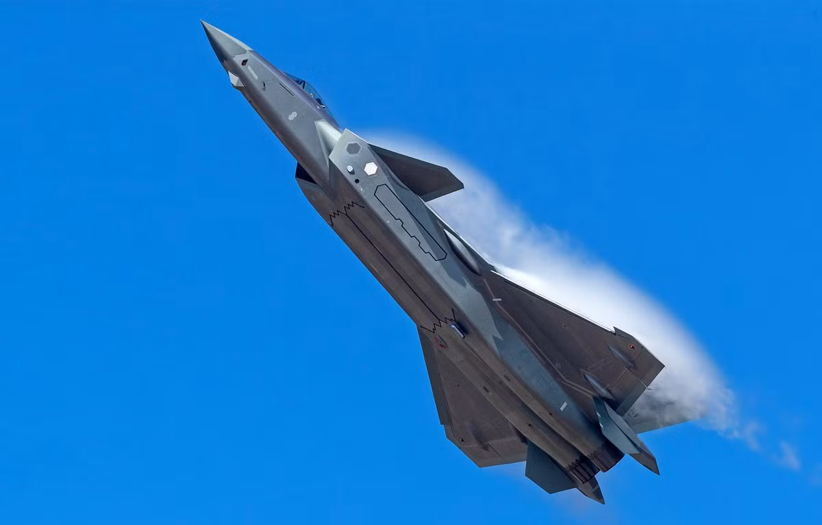 Dương Vĩ, người đứng đầu bộ phận nghiên cứu khoa học và công nghệ của Tổ hợp Công nghệ Hàng không Trung Quốc cho biết, nước này chắc chắn sẽ phát triển J-20 thêm nhiều phiên bản mới trong tương lai để đáp ứng được nhu cầu sử dụng không chỉ của Không quân Trung Quốc mà còn của hải quân và lục quân nước này. Nguồn ảnh: Aviation.