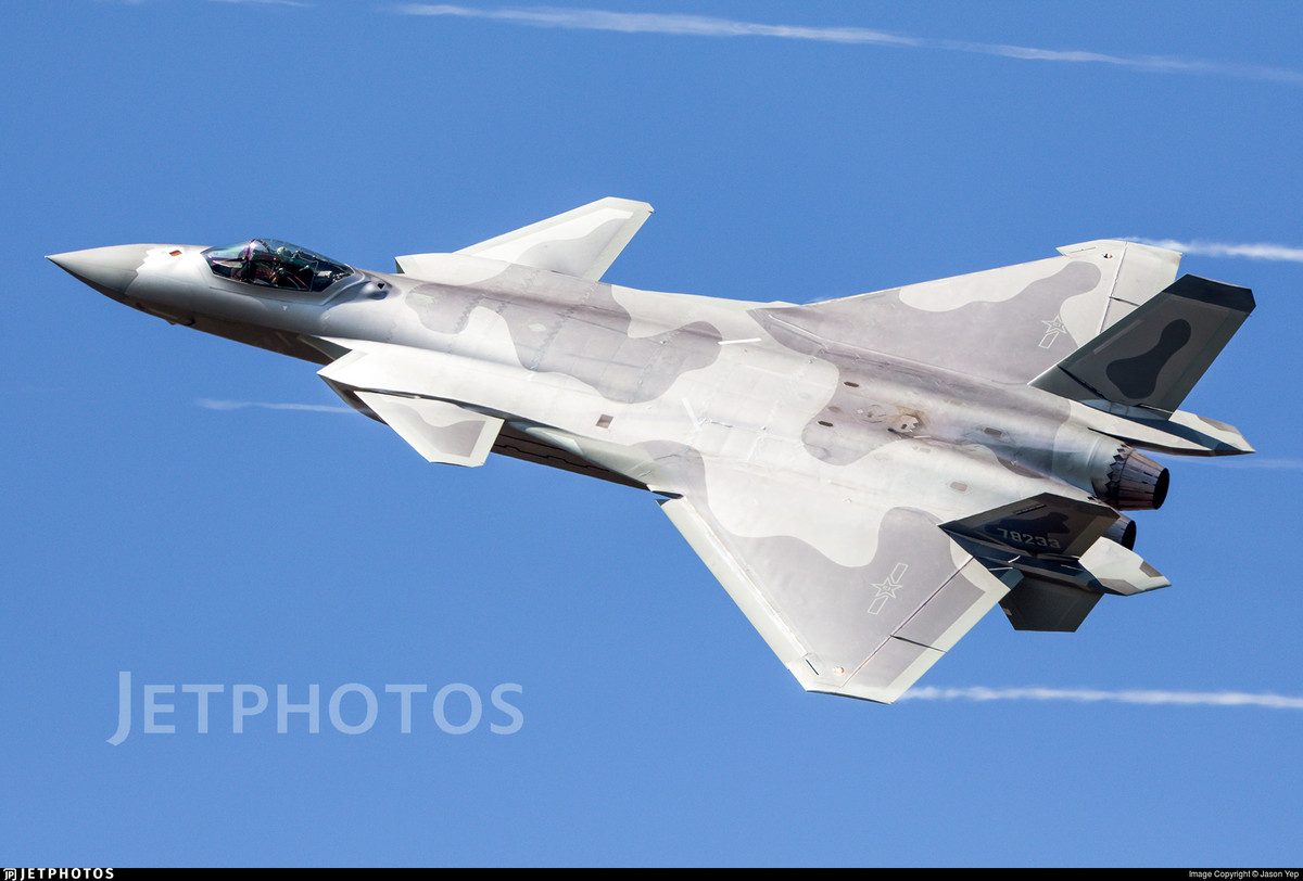 Tuy nhiên thực tế lại có phần khá khác biệt khi J-20 dường như vẫn chưa hề hoàn thiện, toàn bộ hệ thống động cơ của loại tiêm kích thế hệ năm này vẫn chưa được Trung Quốc sản xuất nội địa mà thường J-20 vẫn phải sử dụng động cơ nhập khẩu. Nguồn ảnh: Jetphoto.