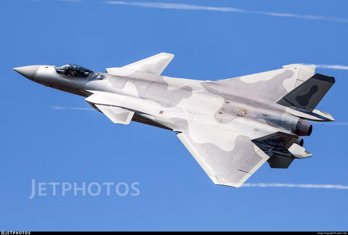 Tuy nhiên thực tế lại có phần khá khác biệt khi J-20 dường như vẫn chưa hề hoàn thiện, toàn bộ hệ thống động cơ của loại tiêm kích thế hệ năm này vẫn chưa được Trung Quốc sản xuất nội địa mà thường J-20 vẫn phải sử dụng động cơ nhập khẩu. Nguồn ảnh: Jetphoto.