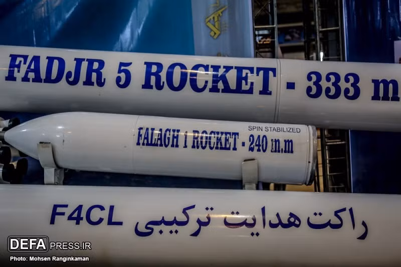 Phiên bản Fadjr 5 mới nhất có tầm bắn tối đa lên tới 75 km và tốc độ 1000 mét/giây. Loại tên lửa này có cỡ nòng 333mm và trọng lượng tổng cộng 1500 kg trong đó có đầu đạn nặng 175 kg và liều phóng nặng 915 kg. Nguồn ảnh: Fotorep.