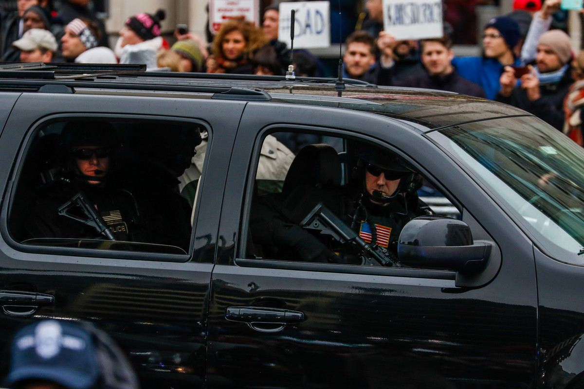 Lực lượng phản ứng nhanh luôn theo sát Tổng thống Trump như hình với bóng là CAT - viết tắt của Secret Service Counter-Assault Teams, tạm dịch là Đội Đặc vụ Chống Tấn công. Nguồn ảnh: Pinterest.