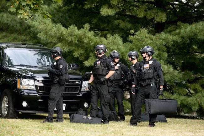 Đây là lực lượng được trang bị vũ khí cá nhân hiện đại nhất của Mỹ và thậm chí theo nhiều nguồn tin, thành viên của đội đặc nhiệm CAT có thể mua thêm cả các loại vũ khí không có trong kho súng của lực lượng này để sử dụng, miễn là đạt hiệu quả chiến đấu và bảo vệ tổng thống cao nhất. Nguồn ảnh: Pinterest.