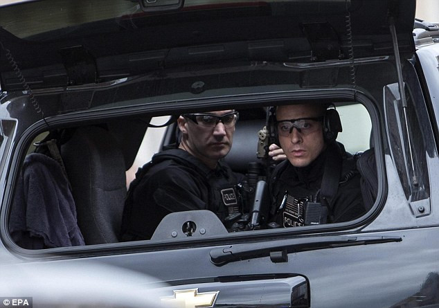 Đặc nhiệm CAT với thể hình to lớn chen chúc nhau trong những chiếc SUV có thiết kế hàng ghế sau khá đặc biệt. Những chiếc SUV này có thể dễ dàng nhận ra trong đoàn hộ tống Tổng thống Mỹ vì các đặc nhiệm CAT luôn mở cửa kính xe, bất kể thời tiết bên ngoài ra sao. Nguồn ảnh: EPA.