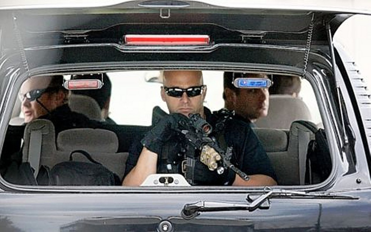 Đặc điểm dễ nhận ra nhất của lực lượng này đó là trong đoàn hộ tống, họ luôn di chuyển trên những chiếc xe mở tung của kính hai bên và phía sau, sẵn sàng khai hoả bất cứ lúc nào khi cần. Ảnh: Đặc nhiệm CAT của Mỹ với súng trường tấn công M-4. Nguồn ảnh: BBC.