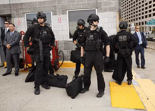 Một khẩu shotgun thường thấy được đặc nhiệm CAT sử dụng đó là khẩu M870 Breacher. Đây là loại vũ khí có tầm bắn gần và sát thương kém, nhưng lại cực kỳ hữu hiệu khi sử dụng để phá cửa bằng cách bắn tung ổ khoá. Nguồn ảnh: Tweeter.