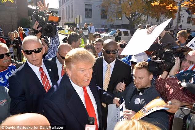 Ở vị trí bảo vệ sát nhất với Tổng thống là các đặc vụ Mỹ - một cơ quan khác hoàn toàn so với đội CAT. Trang bị của lực lượng này cực kỳ gọn nhẹ và thường là các loại súng ngắn cỡ nhỏ do họ phải mặc vest chứ không thể mặc quần áo chiến thuật như đặc nhiệm CAT. Nguồn ảnh: David.