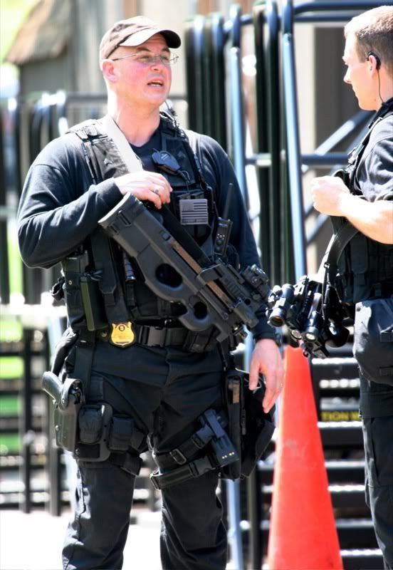 Dù phổ biến nhất trong lực lượng này là loại súng trường M4 nhưng cũng có không ít thành viên của đội CAT mang theo các loại vũ khí độc đáo. Ảnh: Khẩu tiểu liên P90 ít thấy của một thành viên đội CAT. Nguồn ảnh: Thedrive.