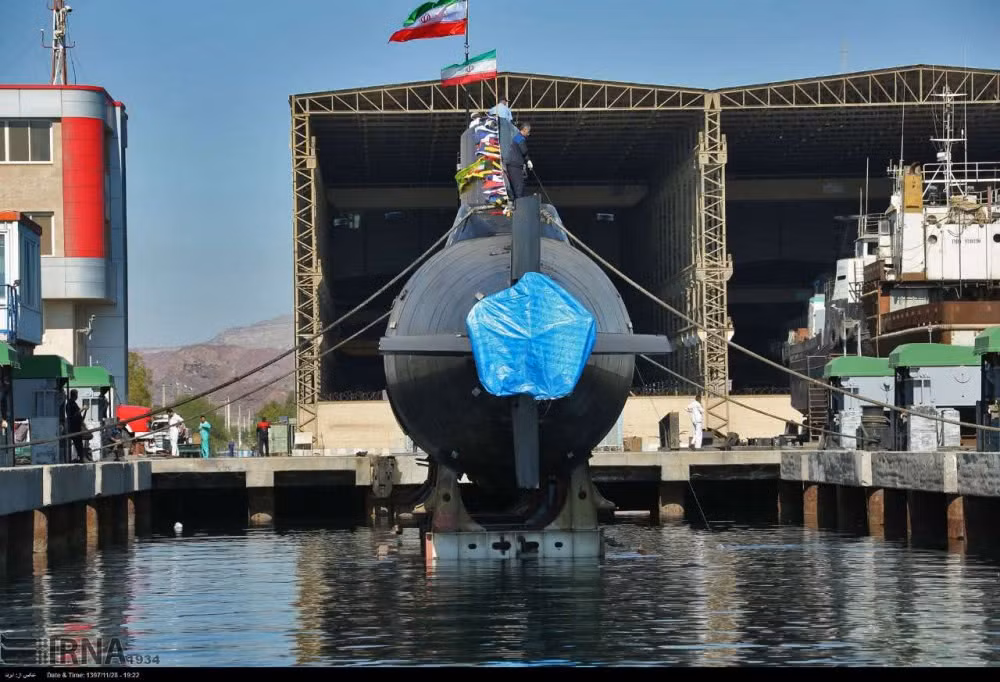 Phần đuôi tàu có thiết kế khá cồng kềnh và không được trang bị ngư lôi phía đuôi. Tuy nhiên vẫn chưa rõ tầm hoạt động, độ sâu tối đa và biên chế thuỷ thủ trên tàu ngầm này. Nguồn ảnh: IRNA.