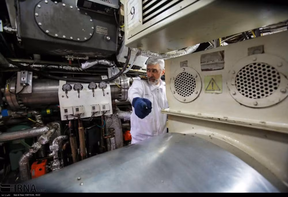 Trong bản tin được phát sóng lên kênh truyền hình quốc gia, Iran còn tự tin công bố những hình ảnh bên trong tàu ngầm này - một động thái ít có quốc gia nào trước đó dám thực hiện trong lần ra mắt tàu ngầm đầu tiên. Nguồn ảnh: IRNA.