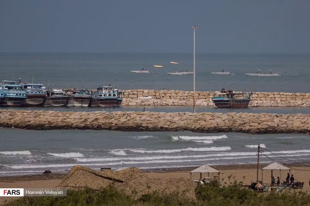 Xuồng cao tốc mang tên lửa của Hải quân Iran xuất hiện trong Guardian-97. Nguồn ảnh: Sina.