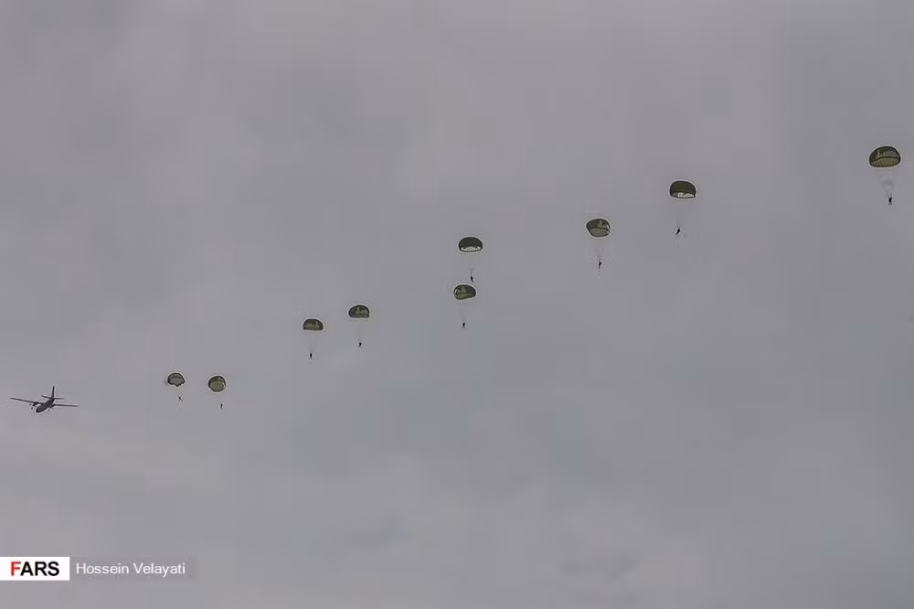 Cuộc tập trận còn có sự tham gia của lực lượng lính dù đổ bộ đường không. Nguồn ảnh: Sina.