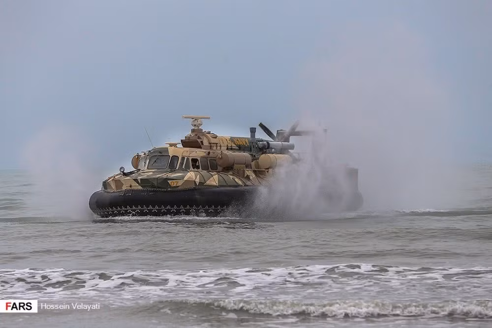 Xuồng đệm khí của Hải quân Iran tiếp cận bãi biển đổ bộ. Nguồn ảnh: Sina.