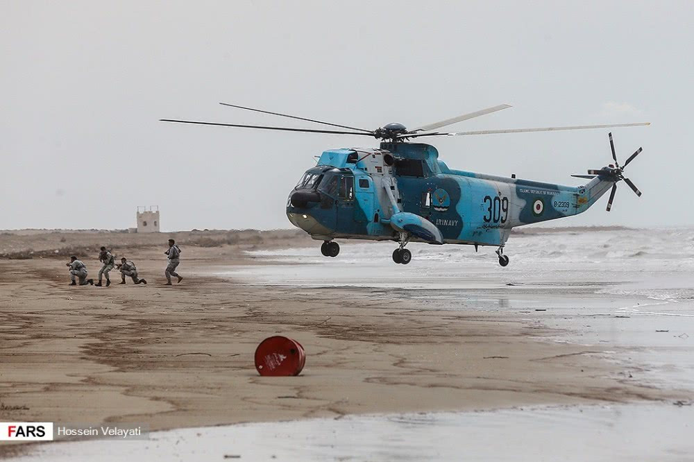 Trực thăng cơ giới mang theo trang thiết bị cùng đội ngũ chỉ huy tiếp cận bãi biển đã được phong toả để tiếp tục đổ quân. Nguồn ảnh: Sina.