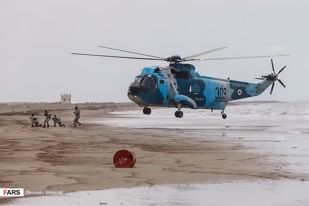 Trực thăng cơ giới mang theo trang thiết bị cùng đội ngũ chỉ huy tiếp cận bãi biển đã được phong toả để tiếp tục đổ quân. Nguồn ảnh: Sina.