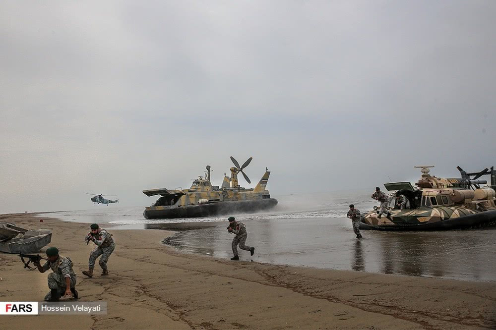 Hải quân Đánh bộ Iran đổ bộ vào bờ biển từ các tàu đệm khí triển khai đội hình, chuẩn bị đánh sâu vào đất liền. Nguồn ảnh: Sina.