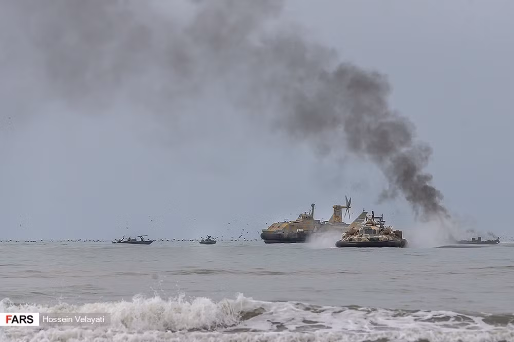 Các tàu đệm khí được Hải quân Iran huy động để chở quân tiếp cận bãi biển. Nguồn ảnh: Sina.