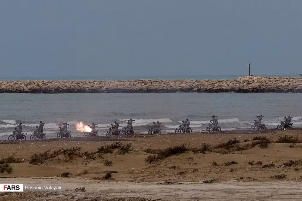 Trong khi đó ở trên bờ, Vệ binh Cách mạng Iran huy động cả lực lượng mô-tô cơ giới qua ứng phó. Nguồn ảnh: Sina.