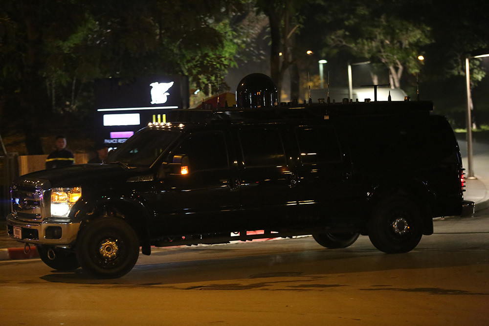 Đó là "vật thể lạ màu đen" nằm trên chiếc Ford Roadrunner thường chạy giữa đội hình hộ tống. Nguồn ảnh: Vietnamnet.