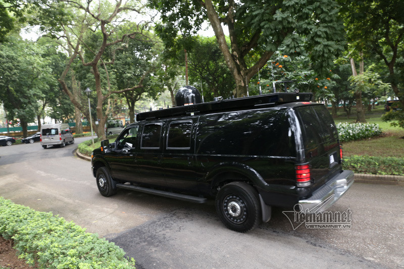 Thực ra nó là "vòm che" bảo vệ hệ thống ang-ten chảo kết nối vệ tinh làm nhiệm vụ theo dõi, giám sát đoàn xe hộ tống của Tổng thống Mỹ bằng hình ảnh vệ tinh theo thời gian thực. Nguồn ảnh: Vietnamnet.