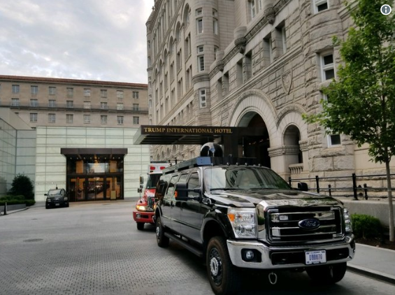 DRS SATCOM luôn đậu sát khách sạn nơi Tổng thống Donald Trump lưu trú. Nguồn ảnh: Thedrive.