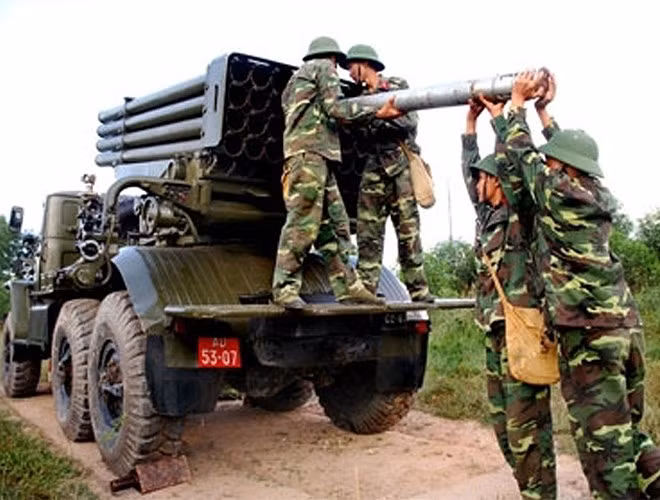 Trung đoàn 204 - đơn vị được trang bị một loạt pháo phản lực BM-21 Grad thời đó đã nhận lệnh sẵn sàng lên biên giới, chuẩn bị cho chiến dịch phản công quy mô lớn của ta. Nguồn ảnh: QPVN.