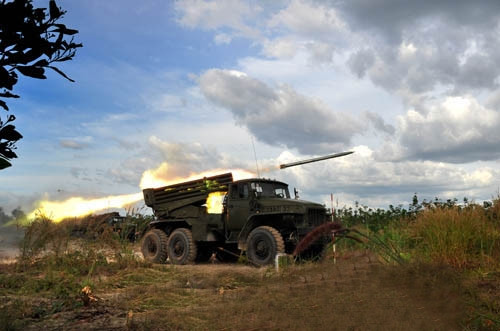 Trước khi cuộc Chiến tranh Biên giới Phía Bắc nổ ra một thời gian ngắn, Liên Xô đã viện trợ cho ta một loạt pháo phản lực BM-21 Grad cực kỳ uy lực và hiện đại. Phía bạn thậm chí còn cử cả chuyên gia sang đào tạo tại chỗ cho bộ đội ta cách thức sử dụng loại pháo phản lực này. Nguồn ảnh: Tube.