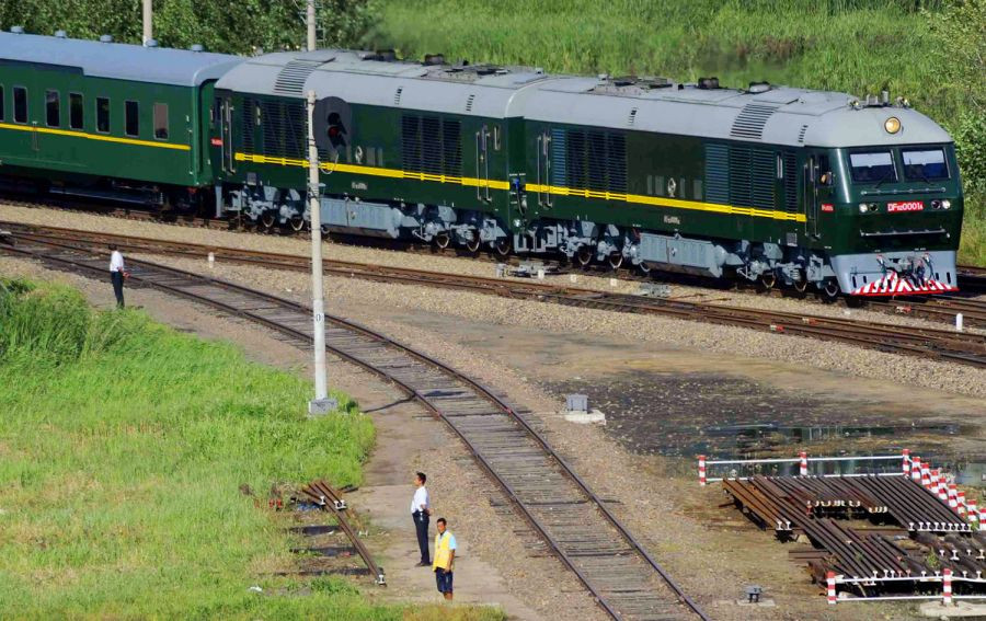 Hà Nội cách Bình Nhưỡng khoảng 4.000km đường bộ, do đó nếu sử dụng tàu hỏa trong chuyến đi đến Việt Nam, nhà lãnh đạo Kim Jong-un sẽ mất khoảng 60 giờ di chuyển trên đoàn tàu đặc biệt của mình. Ảnh: Yonhap.