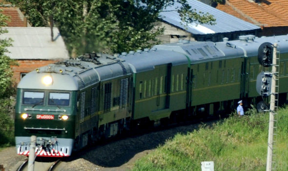 Bên trong toa Khánh tiết của đoàn tàu đặc biệt này được bài trí với những chiếc ghế sofa bọc da màu hồng, đủ chỗ cho khoảng 20 người. Ảnh: Reuters.