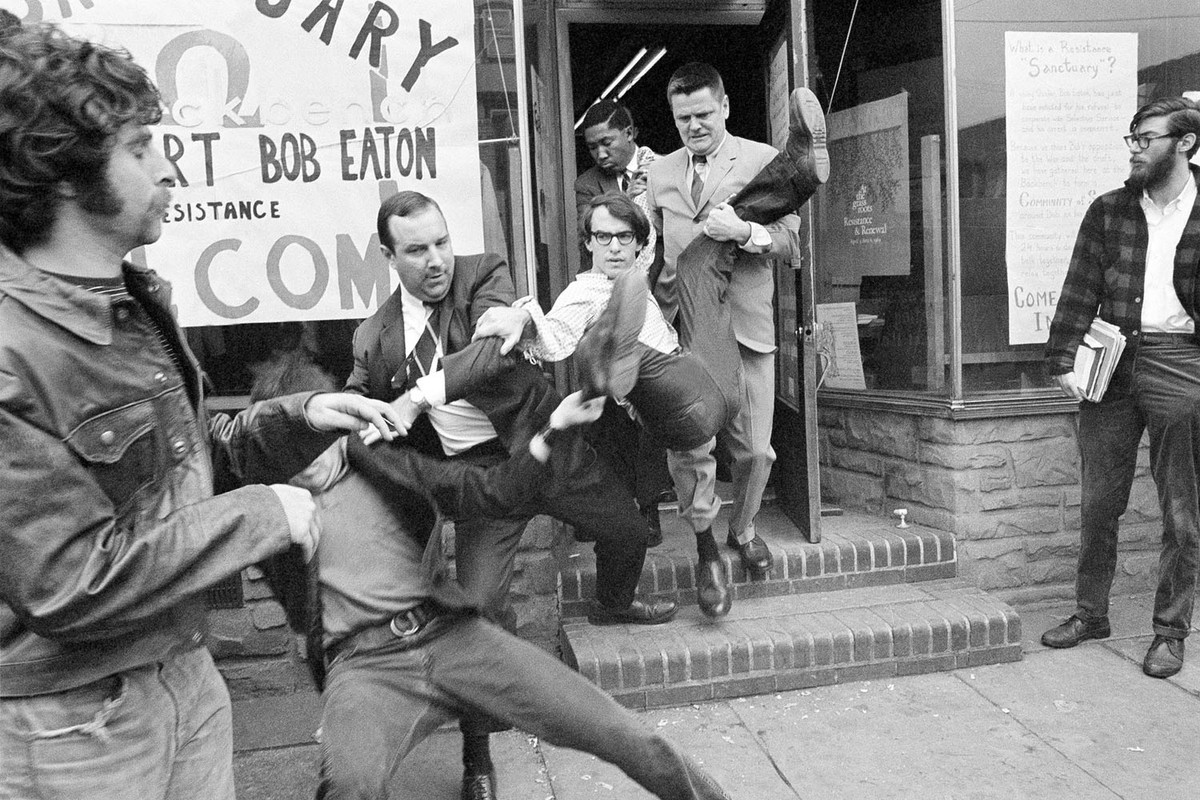 Nhân viên FBI cùng quân đội Mỹ đi... bắt lính tại một quán bar. Trong thời gian diễn ra Chiến tranh Việt Nam, rất nhiều thanh niên Mỹ đã trốn quân dịch vì không muốn tham gia một cuộc chiến phi nghĩa. Nguồn ảnh: TA.