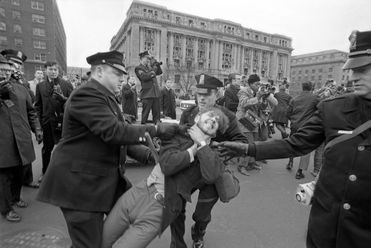 Những người theo chủ nghĩa tự do và dân Hippi bị cảnh sát đàn áp tại Mỹ. Nguồn ảnh: TA.