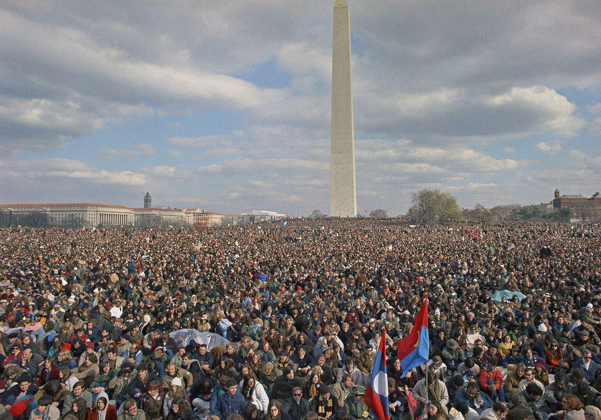 Và một hình ảnh có phần tương đồng nhưng là hình ảnh trong cuộc biểu tình chống chiến tranh Việt Nam. Có thể thấy ở hàng đầu của dòng người biểu tình với một lá cờ của Mặt trận Dân tộc Giải phóng Miền Nam Việt Nam. Nguồn ảnh: TA.