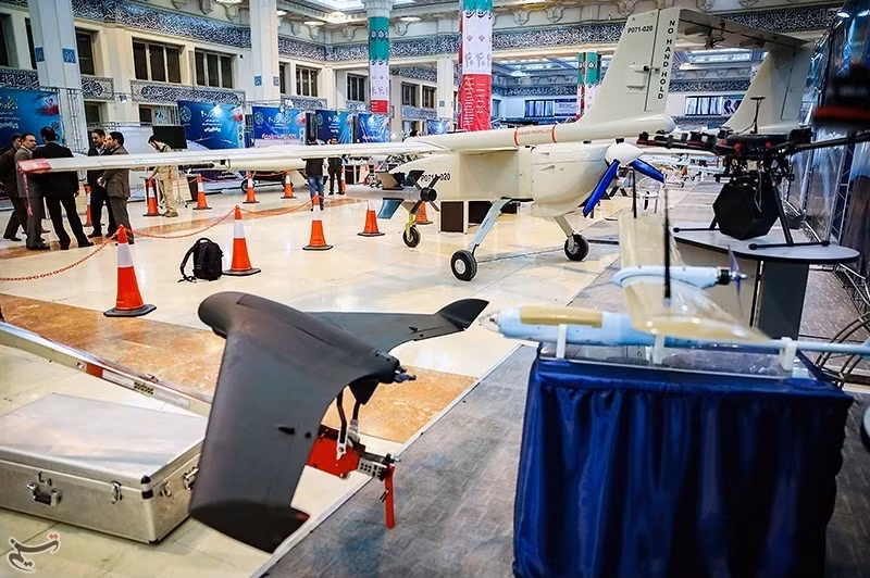 Mohajer-6 có một động cơ cùng hai giá treo vũ khí dưới hai cánh cho phép nó mang theo được các loại vũ khí đối đất thậm chí là cả tên lửa đối không. Nguồn ảnh: Arms-expo.